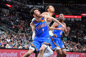 Victor Wembanyama Hyped by NBA Fans as ROY over Chet Holmgren as Spurs Beat Thunder