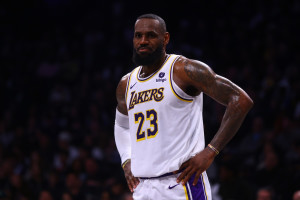 Lakers' LeBron James Jokes He Should 'Lay off Leg Day' After Photo from Raptors Game