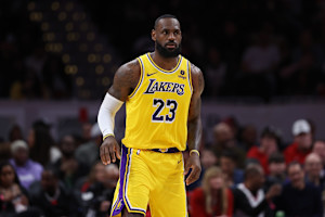 LeBron James Plays Through Nasal Issue; Had Worst FG % Since 2007 in Lakers' 1st Loss
