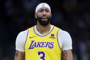 Video: Lakers' Anthony Davis Shows Off New Back Tattoo Depicting NBA, CBB Journey