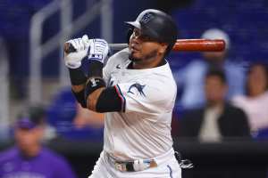 MLB Rumors: Marlins' Luis Arráez Traded to Padres for 3 Prospects, Relief Pitcher