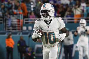 Dolphins' Tyreek Hill Jokes Wes Welker Was Overrated as NFL WR in Response to Meme