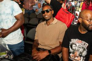Clippers' Kawhi Leonard Didn't Get Haircut Despite Viral Photo at Tank Davis Fight