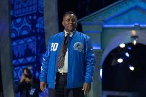 NFL Legend Barry Sanders Says He Experienced Heart-Related Health Scare