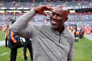 Terrell Davis Detained by FBI After Flight; United Airlines Apologizes to NFL Legend