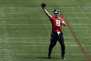 Aaron Rodgers Shouts Out Jordan Love After Record Contract, Jokes About Selling House