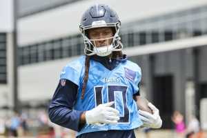 NFL Rumors: Titans' DeAndre Hopkins Suffers Knee Injury, Expected to Miss 4-6 Weeks