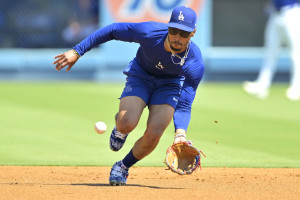 Dodgers' Mookie Betts to Play Right Field in Injury Return After Shortstop Experiment