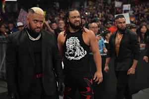 Video: Jacob Fatu, Bloodline Destroy Roman Reigns in Injury Return at WWE SmackDown