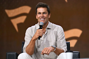 Video: Tom Brady Practices Broadcasting During 49ers vs. Saints Before Fox NFL Debut