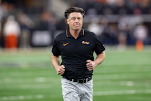 Oklahoma State's Mike Gundy Wants Players, Agents to Stop 'Asking for More Money'