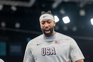 Video: Lakers' Anthony Davis Ring Walks with Floyd Mayweather Before John Gotti Fight