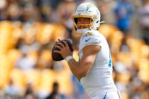 Justin Herbert, DeVonta Smith, NFL Injury Statuses and Fantasy Impact for Week 4