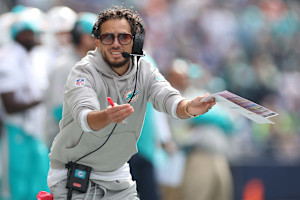 Dolphins' McDaniel Roasted by NFL Fans for Struggles Without Tua in Loss to Titans