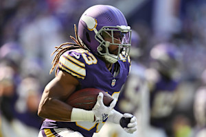 Vikings' Aaron Jones Out vs. Jets with Hip Injury; Chandler, Gaskin, Ham Replace RB