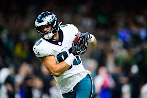 Cole Kmet, Tucker Kraft and Top Waiver-Wire TEs After Eagles' Dallas Goedert's Injury