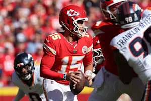 Mahomes, Chiefs Stay Undefeated as Blocked FG Wows Fans in Win vs. Payton, Broncos