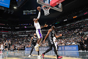 Lakers' LeBron James Posts 4th-Straight Triple-Double as NBA Fans Hype Historic Run