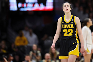 Caitlin Clark's Iowa Jersey Retirement Celebrated in Photos, Videos After USC Upset