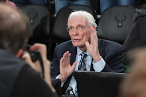 LeBron James, More Celebrate Hubie Brown After Legendary Broadcaster's Final NBA Game