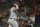 El abridor de los Dodgers de Los Ángeles Trevor Bauer reacciona a las burlas del público tras ser sustituido por un relevista en el séptimo inning del juego de la MLB que enfrentó a su equipo con los Gigantes de San Francisco, el 21 de mayo de 2021, en San Francisco. (AP Foto/D. Ross Cameron)