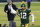 El quarterback de los Packers de Green Bay Aaron Rodgers levanta el puño tras el triunfo ante los Rams de Los Ángeles en el duelo divisional de los playoffs, el 16 de enero del 2021. (AP Foto/Mike Roemer)