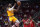 LeBron James (6), de los Lakers de Los Ángeles dispara ante la mirada de David Nwaba, centro, durante la primera mitad del juego de la NBA del martes 28 de diciembre de 2021, en Houston. (AP Foto/Eric Christian Smith)