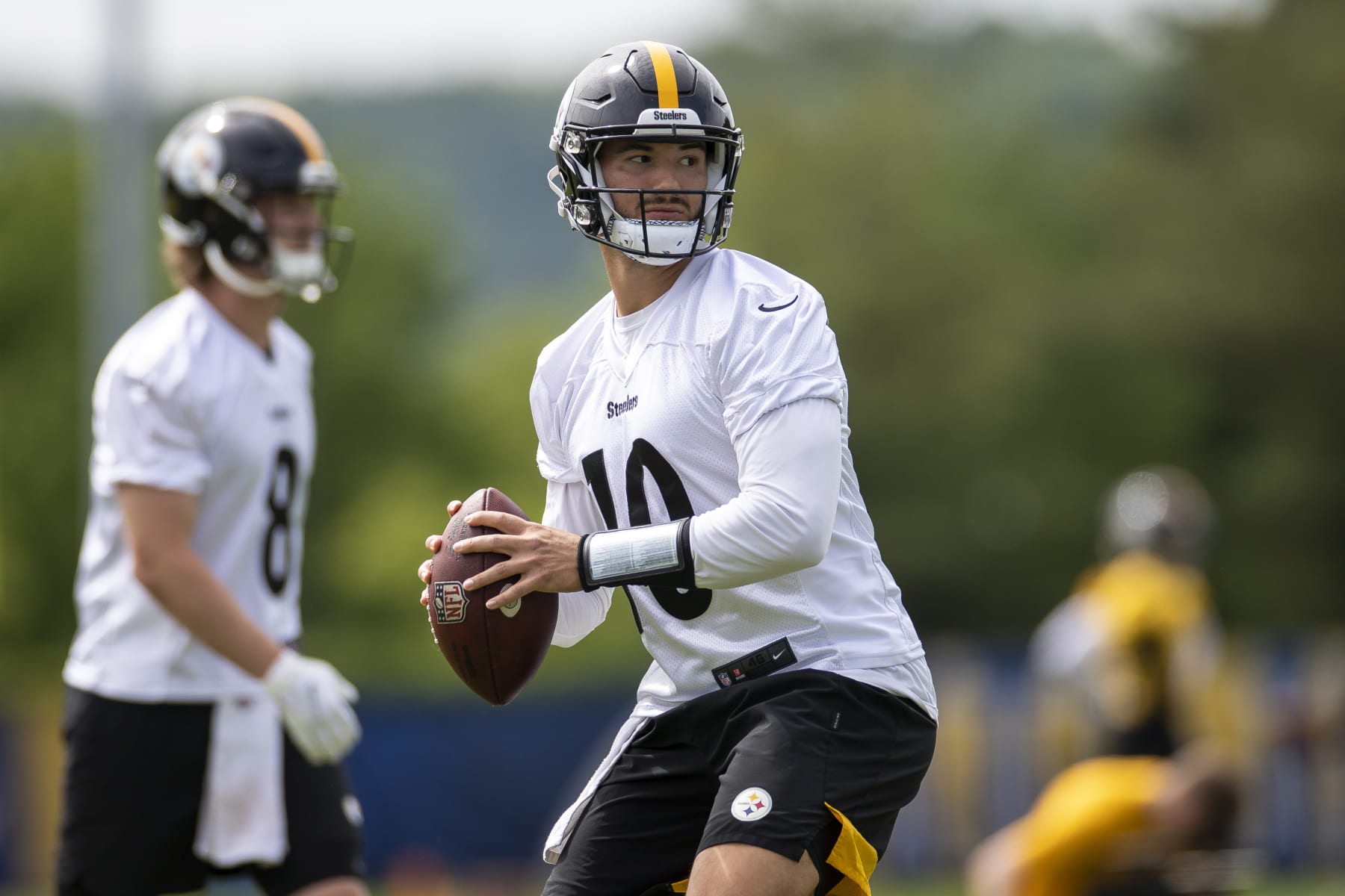 PITTSBURGH, PA - MAY 25: Pittsburgh Steelers quarterback Mitchell Trubisky (10) throws the ball during the team's OTA practice on May 25, 2022, at the Steelers Practice Facility in Pittsburgh, PA. (Photo by Brandon Sloter/Icon Sportswire via Getty Images)