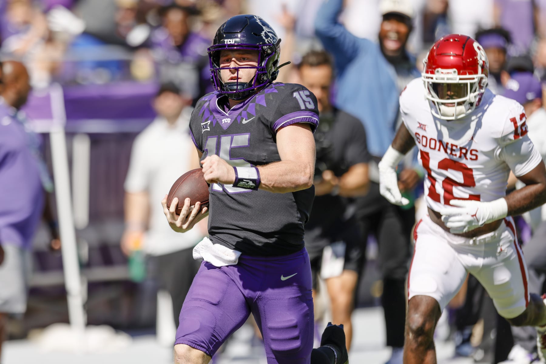 FORT WORTH, TX - OCTOBER 01: TCU Horned Frogs quarterback Max Duggan (15) runs for a touchdown during the game between the TCU Horned Frogs and the Oklahoma Sooners on October 1, 2022 at Amon G. Carter Stadium in Fort Worth, Texas. (Photo by Matthew Pearce/Icon Sportswire via Getty Images)