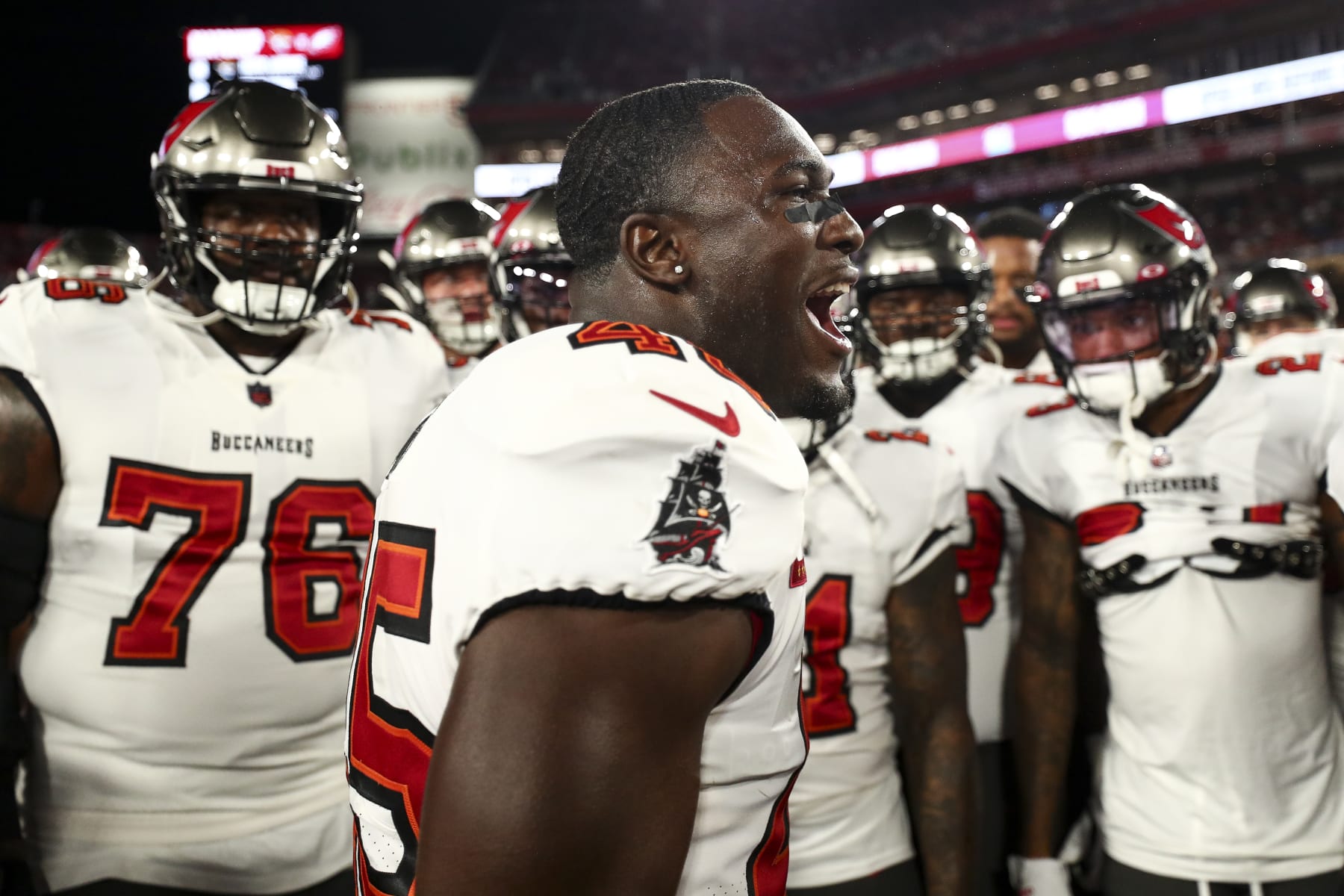 TAMPA, FL - OCTOBER 2: Devin White #45 of the Tampa Bay Buccaneers gives a speech in the team huddle prior to an NFL football game against the Kansas City Chiefs at Raymond James Stadium on October 2, 2022 in Tampa, Florida. (Photo by Kevin Sabitus/Getty Images)