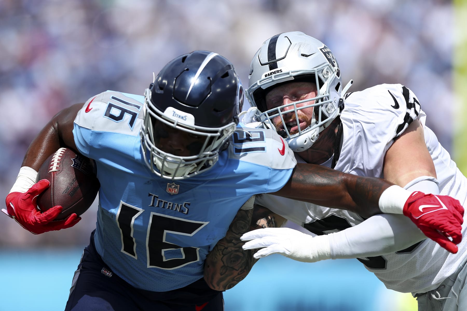 NASHVILLE, TN – 25 SEPTEMBRE: Maxx Crosby # 98 des Raiders de Las Vegas s'attaque à Treylon Burks # 16 des Titans du Tennessee lors d'un match de football NFL au Nissan Stadium le 25 septembre 2022 à Nashville, Tennessee. (Photo de Kevin Sabitus/Getty Images)