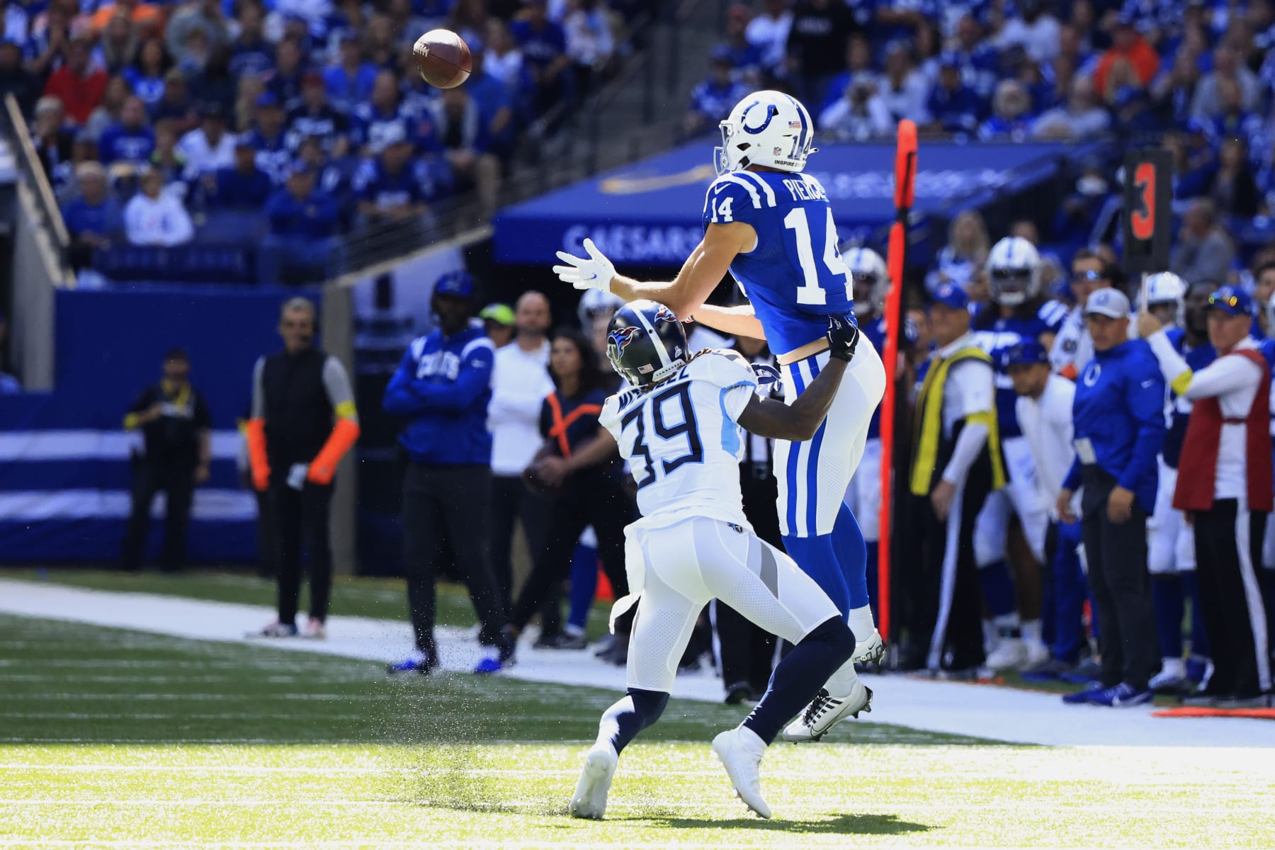 INDIANAPOLIS, INDIANA – 02 OCTOBRE: Alec Pierce # 14 des Colts d'Indianapolis attrape une passe devant Terrance Mitchell # 39 des Titans du Tennessee au cours du troisième trimestre au Lucas Oil Stadium le 02 octobre 2022 à Indianapolis, Indiana. (Photo de Justin Casterline/Getty Images)