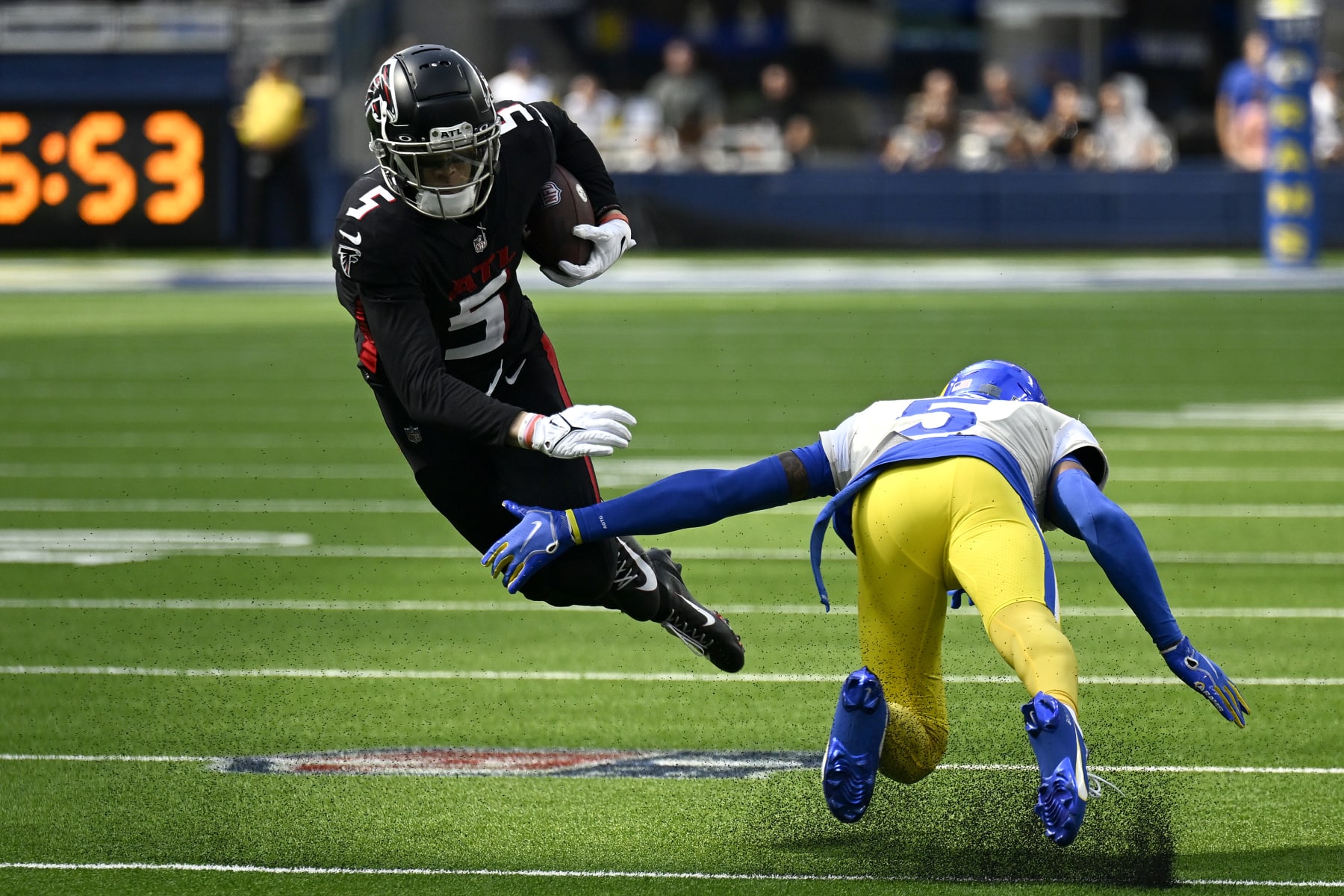 INGLEWOOD, CALIFORNIE – 18 SEPTEMBRE: Jalen Ramsey # 5 des Rams de Los Angeles s'attaque à Drake London # 5 des Falcons d'Atlanta au cours du troisième trimestre au SoFi Stadium le 18 septembre 2022 à Inglewood, Californie. (Photo de John McCoy/Getty Images)