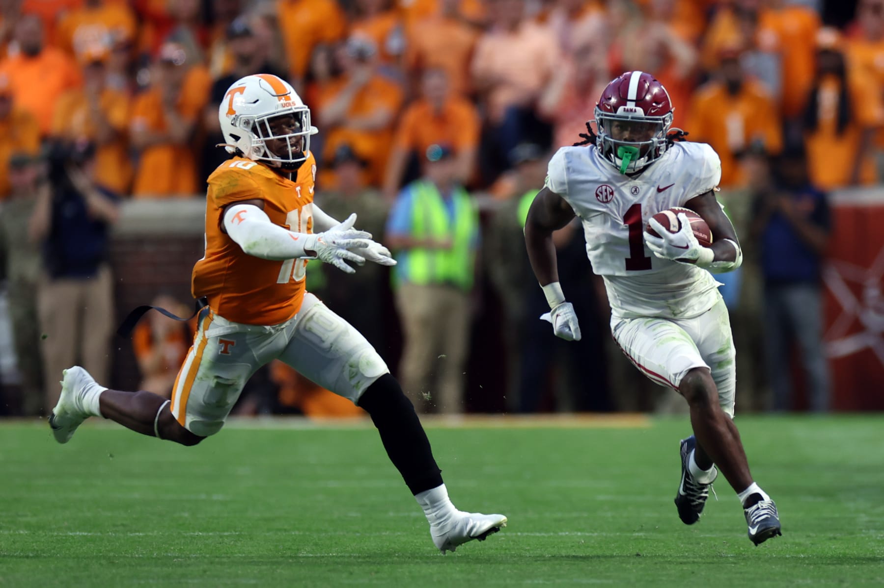 KNOXVILLE, TENNESSEE - OCTOBER 15: Running back Jahmyr Gibbs #1 of the Alabama Crimson Tide runs the ball with linebacker Juwan Mitchell #10 of the Tennessee Volunteers in pursuit during the second half at Neyland Stadium on October 15, 2022 in Knoxville, Tennessee. Tennessee won the game 52-49. (Photo by Donald Page/Getty Images)