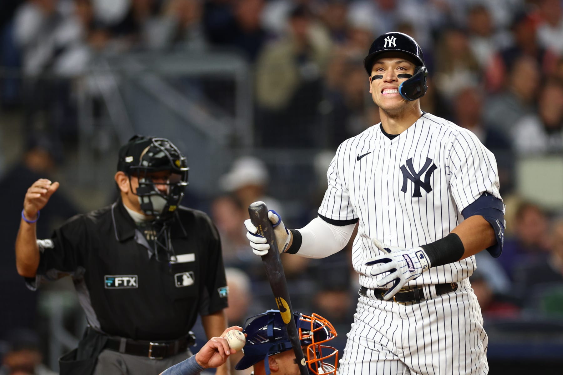 NUEVA YORK, NUEVA YORK - 22 DE OCTUBRE: Aaron Judge #99 de los Yankees de Nueva York reacciona después de poncharse contra los Astros de Houston durante la cuarta entrada del tercer juego de la Serie de Campeonato de la Liga Americana en el Yankee Stadium el 22 de octubre de 2022 en Nueva York Ciudad. (Foto de Elsa/Getty Images)