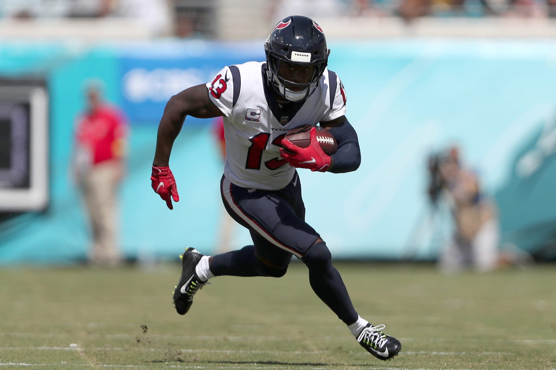 JACKSONVILLE, FLORIDE – 09 OCTOBRE: Brandin Cooks # 13 des Texans de Houston court pour le métrage pendant la première moitié du match contre les Jaguars de Jacksonville au TIAA Bank Field le 09 octobre 2022 à Jacksonville, en Floride. (Photo de Courtney Culbreath/Getty Images)