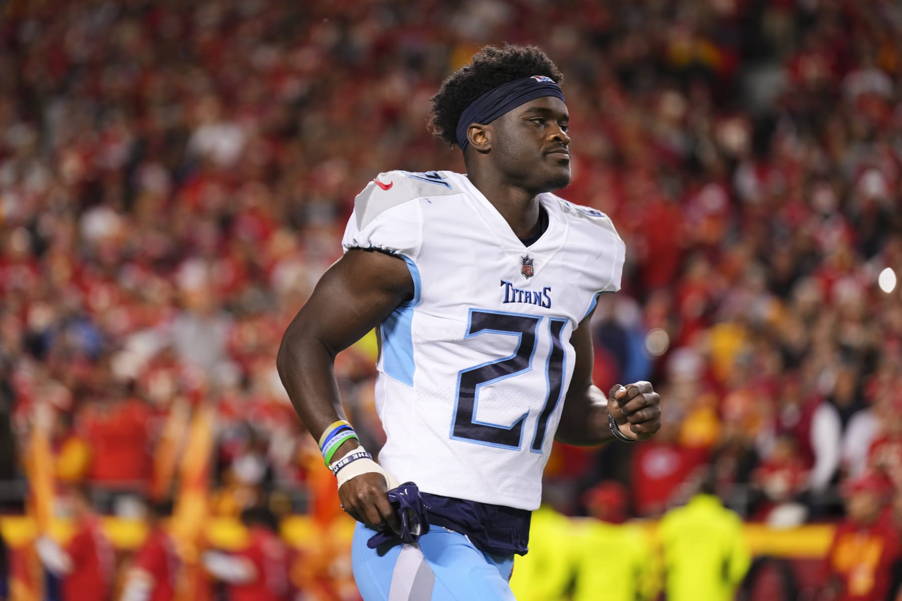 KANSAS CITY, MO - NOVEMBER 06: Roger McCreary #21 of the Tennessee Titans runs onto the field against the Kansas City Chiefs at GEHA Field at Arrowhead Stadium on November 6, 2022 in Kansas City, Missouri. (Photo by Cooper Neill/Getty Images)