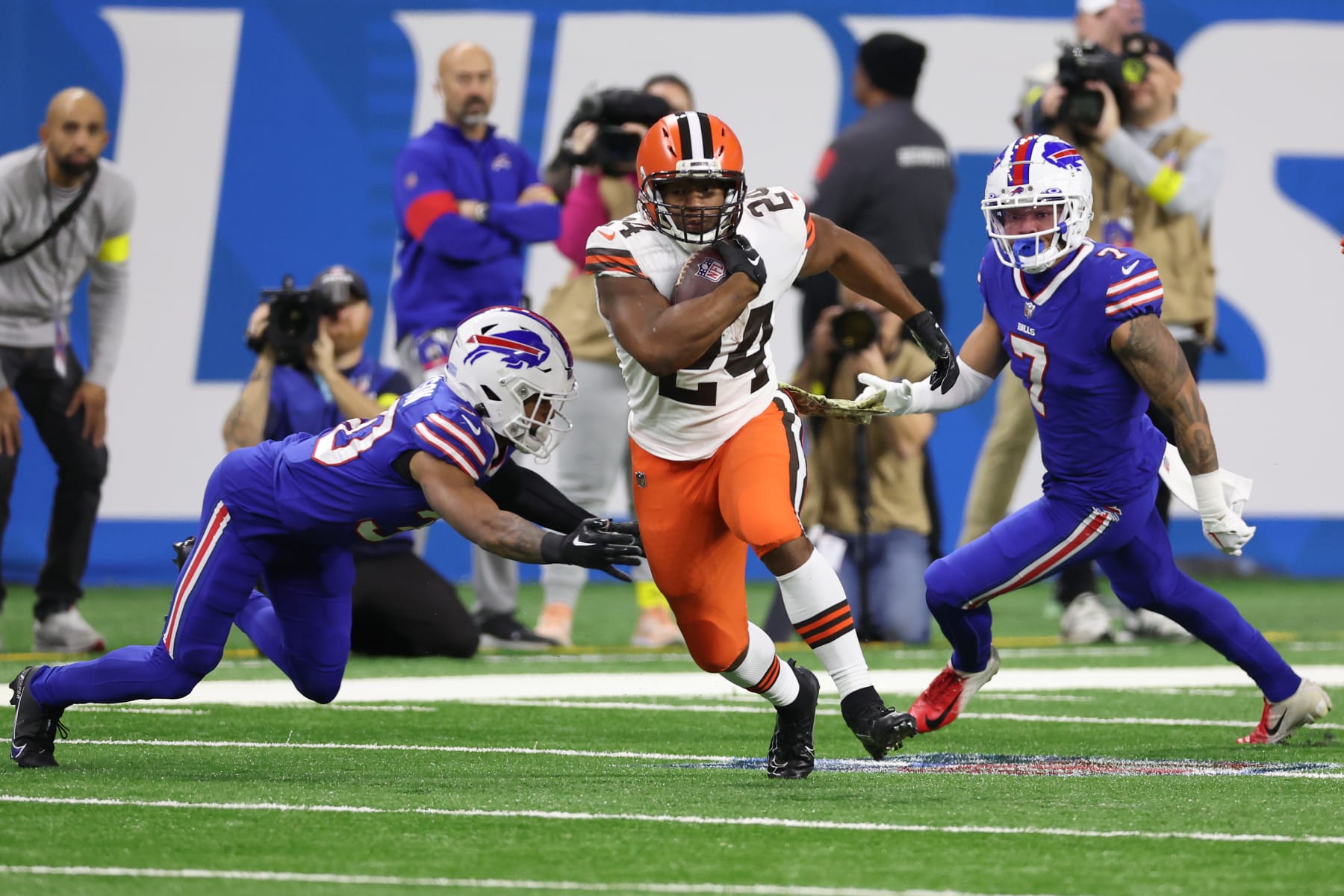 DETROIT, MICHIGAN - NOVEMBER 20: Nick Chubb #24 of the Cleveland Browns runs past Dane Jackson #30 of the Buffalo Bills after a catch during the first quarter at Ford Field on November 20, 2022 in Detroit, Michigan. (Photo by Gregory Shamus/Getty Images)