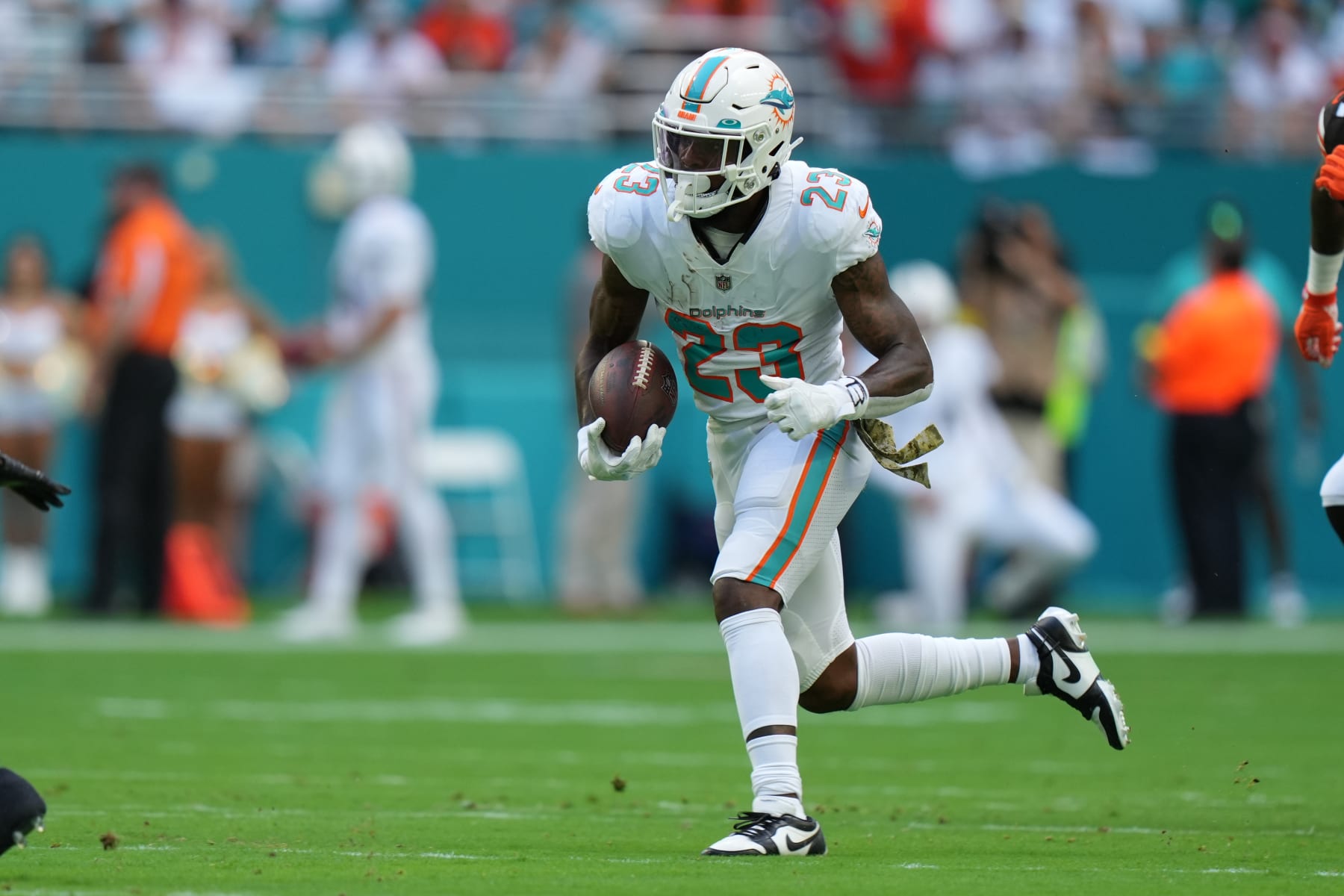 MIAMI GARDENS, FL - NOVEMBER 13: Miami Dolphins running back Jeff Wilson Jr. (23) runs for positive yardage during the game between the Cleveland Browns and the Miami Dolphins on Sunday, November 13, 2022 at Hard Rock Stadium in Miami Gardens, Fla. (Photo by Peter Joneleit/Icon Sportswire via Getty Images)