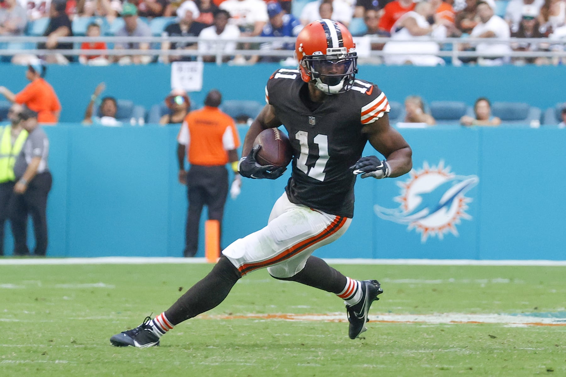 MIAMI GARDENS, FL - NOVEMBER 13: Donovan Peoples-Jones #11 of the Cleveland Browns runs with the ball against the Miami Dolphins at Hard Rock Stadium on November 13, 2022 in Miami Gardens, Florida. (Photo by Joel Auerbach/Getty Images)
