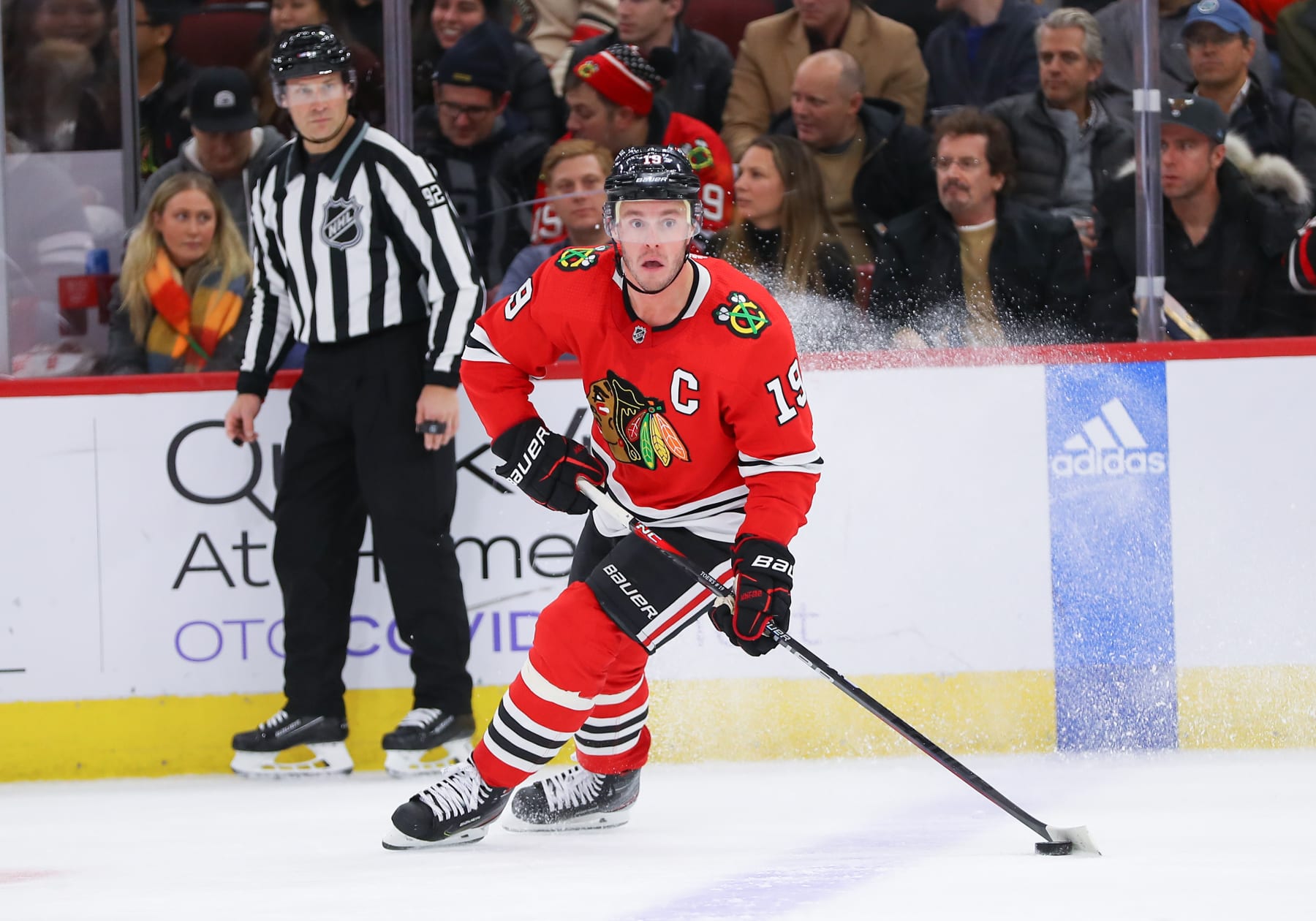 CHICAGO, IL - NOVEMBER 30: Chicago Blackhawks Center Jonathan Toews (19) skates with the puck in action
during a game between the Edmonton Oilers and the Chicago Blackhawks on November 30, 2022 at the United Center in Chicago, IL. (Photo by Melissa Tamez/Icon Sportswire via Getty Images)