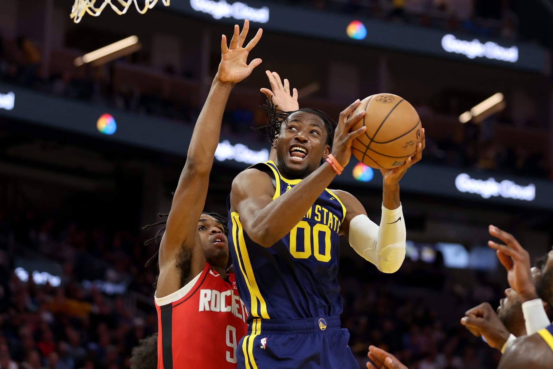 SAN FRANCISCO, CALIFORNIA - DECEMBER 03: Jonathan Kuminga #00 of the Golden State Warriors goes up for a shot on Josh Christopher #9 of the Houston Rockets at Chase Center on December 03, 2022 in San Francisco, California. NOTE TO USER: User expressly acknowledges and agrees that, by downloading and or using this photograph, User is consenting to the terms and conditions of the Getty Images License Agreement. (Photo by Ezra Shaw/Getty Images)