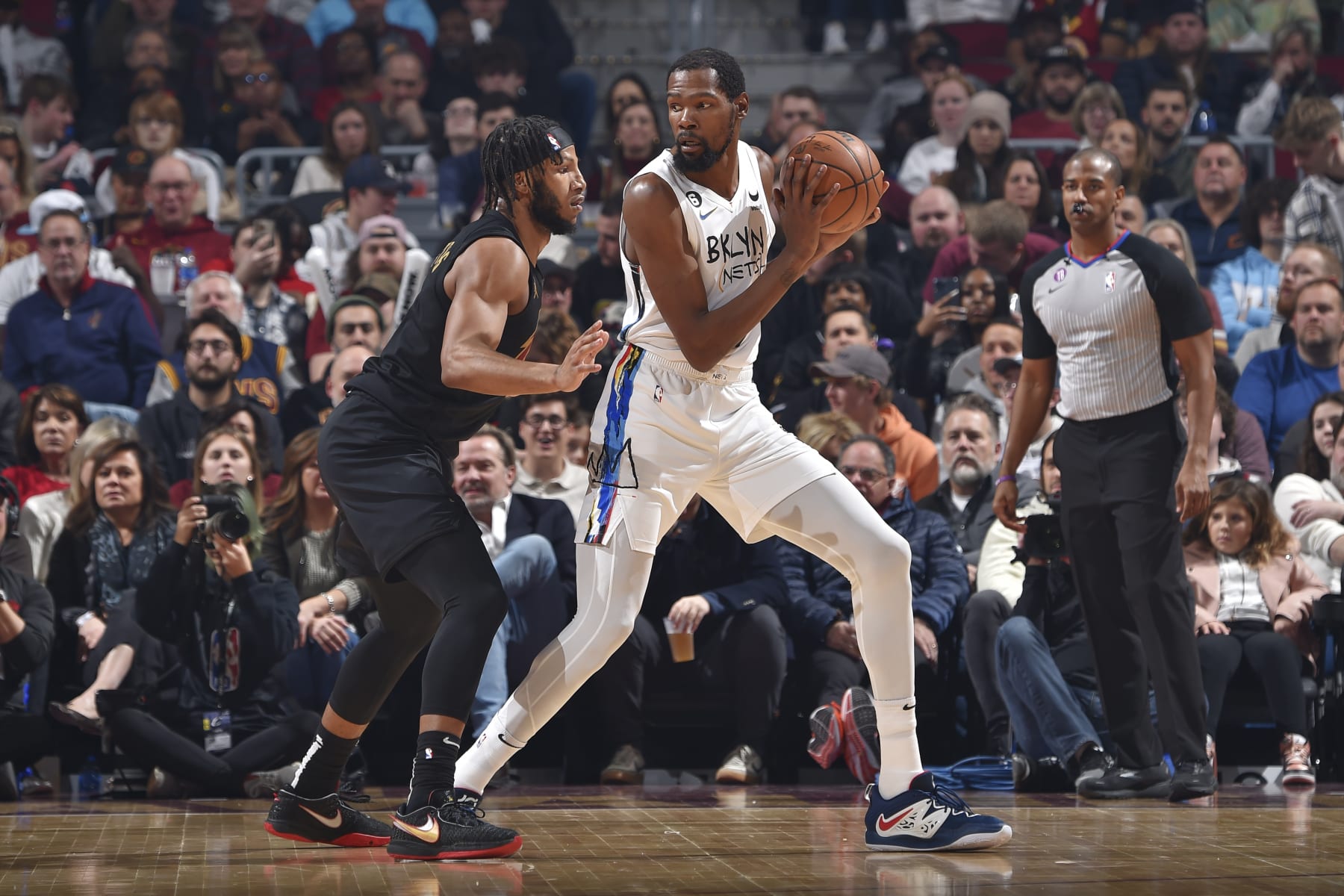 CLEVELAND, OH - DECEMBER 26: Kevin Durant #7 of the Brooklyn Nets looks to pass the ball during the game against the Cleveland Cavaliers on December 26, 2022 at Rocket Mortgage FieldHouse in Cleveland, Ohio. NOTE TO USER: User expressly acknowledges and agrees that, by downloading and/or using this Photograph, user is consenting to the terms and conditions of the Getty Images License Agreement. Mandatory Copyright Notice: Copyright 2022 NBAE (Photo by David Liam Kyle/NBAE via Getty Images)