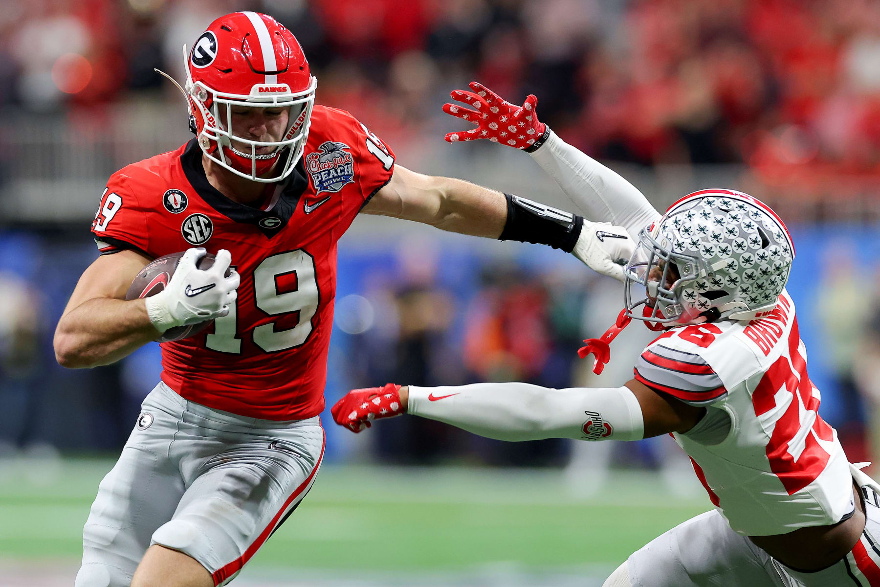 ATLANTA, GEORGIA - DECEMBER 31: Brock Bowers #19 of the Georgia Bulldogs runs after a catch during the fourth quarter against the Ohio State Buckeyes in the Chick-fil-A Peach Bowl at Mercedes-Benz Stadium on December 31, 2022 in Atlanta, Georgia. (Photo by Kevin C. Cox/Getty Images)