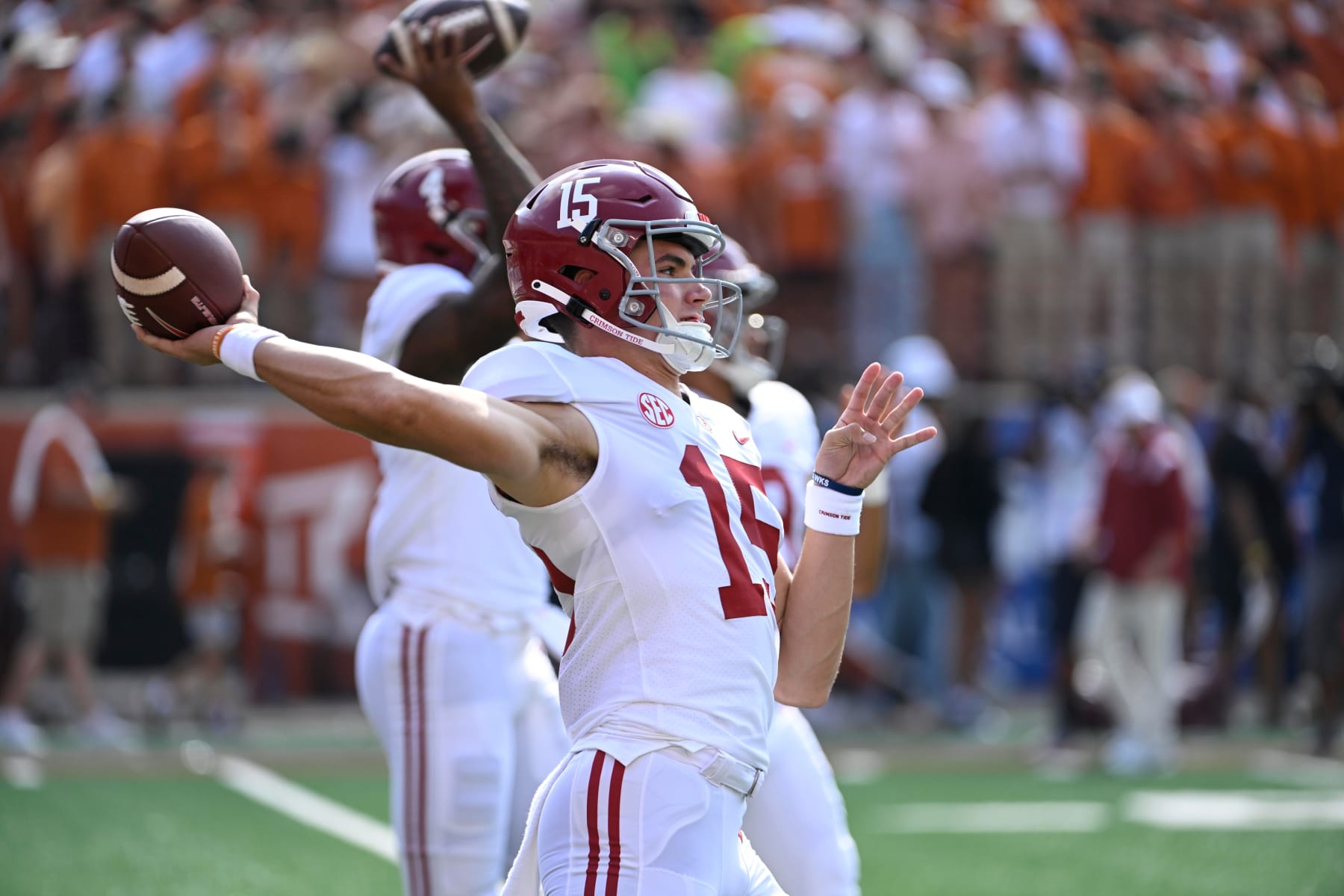 College Football: Alabama quarterback Ty Simpson (15) throwing prior to game vs Texas at Darrell K Royal Memorial Stadium.
Austin, TX 9/10/2022
CREDIT: Greg Nelson (Photo by Greg Nelson/Sports Illustrated via Getty Images)
(Set Number: X164150)