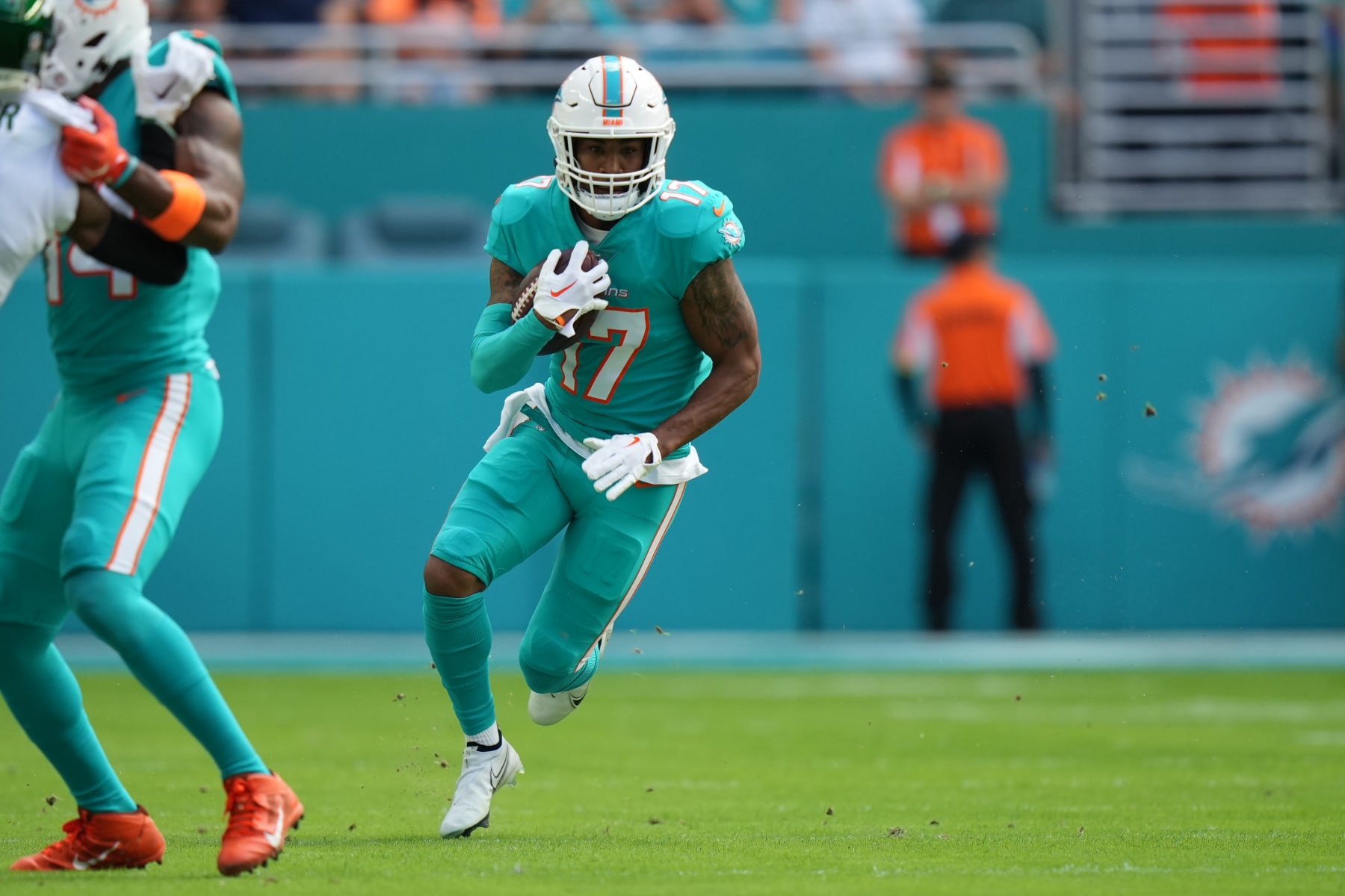 MIAMI GARDENS, FL - JANUARY 08: Miami Dolphins wide receiver Jaylen Waddle (17) runs after her catch during the game between the New York Jets and the Miami Dolphins on Sunday, January 8, 2023 at Hard Rock Stadium, Miami Gardens, Fla. (Photo by Peter Joneleit/Icon Sportswire via Getty Images)