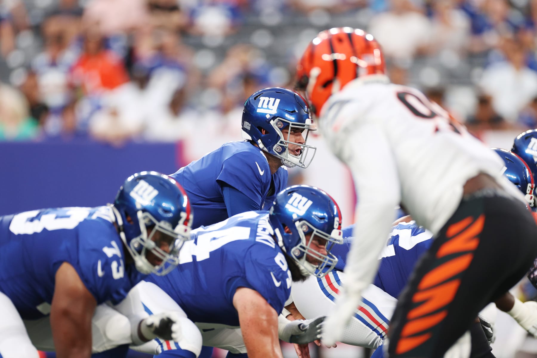 EAST RUTHERFORD, NEW JERSEY - AUGUST 21: Daniel Jones #8 of the New York Giants calls a play during the first half of a preseason game against the Cincinnati Bengals at MetLife Stadium on August 21, 2022 in East Rutherford, New Jersey. (Photo by Sarah Stier/Getty Images)