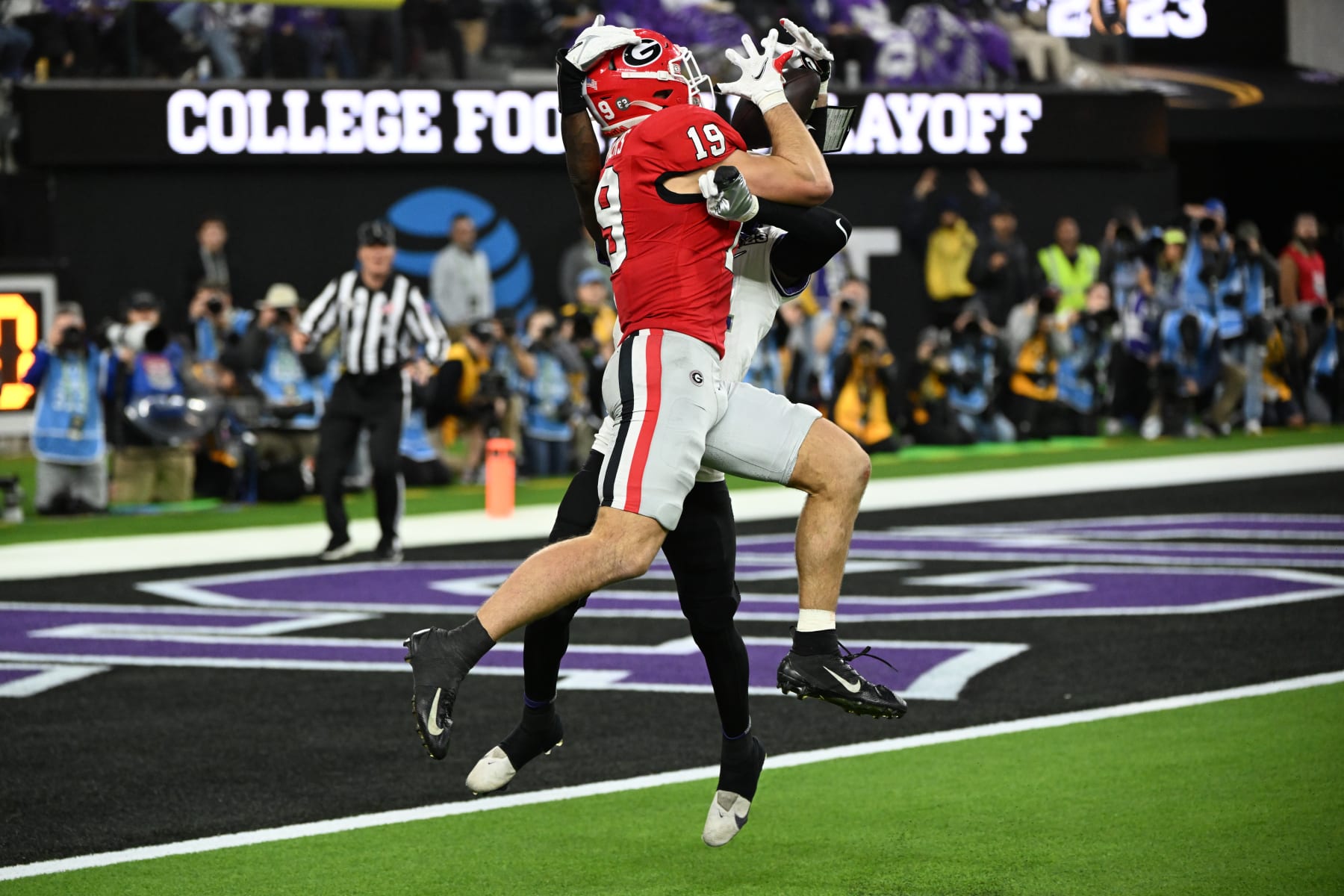 Football Football INGLEWOOD, CA - JANUARY 09: Georgia Bulldogs tight end Brock Bowers (19) with a 22-yard touchdown pass in the third quarter during the Georgia Bulldogs game versus the TCU Horned Frogs in the College Football Playoff National Championship game on January 9, 2023, at SoFi Stadium in Inglewood, CA. (Photo by John Cordes/Icon Sportswire via Getty Images)