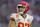 GLENDALE, AZ - 12 DE FEBRERO: Travis Kelce #87 de los Kansas City Chiefs mira hacia el marcador contra los Philadelphia Eagles después del Super Bowl LVII en el State Farm Stadium el 12 de febrero de 2023 en Glendale, Arizona.  Los Jefes derrotaron a las Águilas 38-35.  (Foto de Cooper Neill/Getty Images)