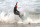 Blake Johnston surfea mientras se dispone a romper el récord mundial de la sesión de surf más larga en Cronulla Beach en Sydney el 16 de marzo de 2023. - Johnston se propone surfear durante 40 horas seguidas mientras intenta romper el récord mundial de la sesión de surf más larga sesión de surf y recaudar dinero para la Fundación Chumpy Pullin y Salud Mental Juvenil.  (Foto de Saeed KHAN / AFP) (Foto de SAEED KHAN/AFP a través de Getty Images)
